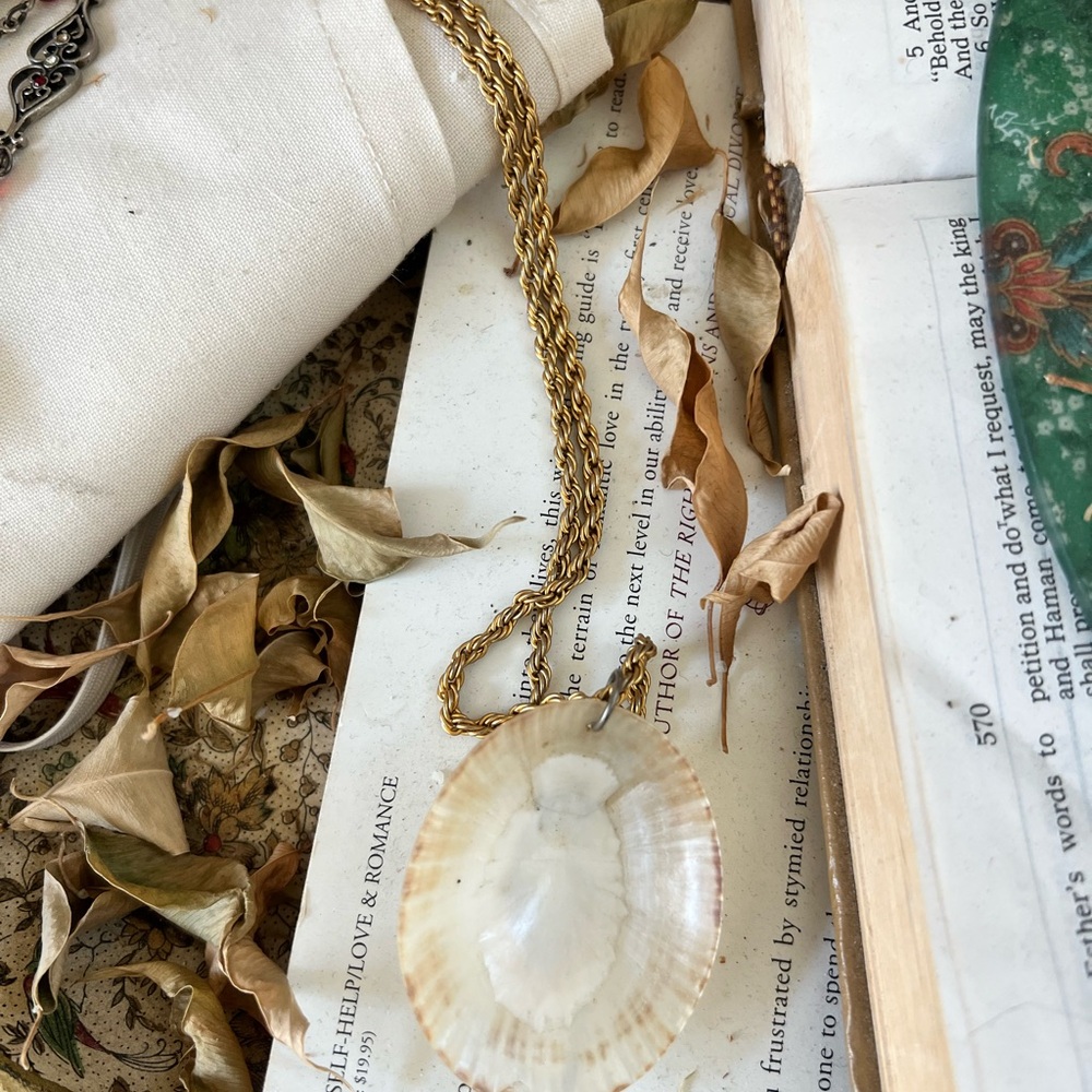 Vintage Shell Necklace - Picture 2 of 5
